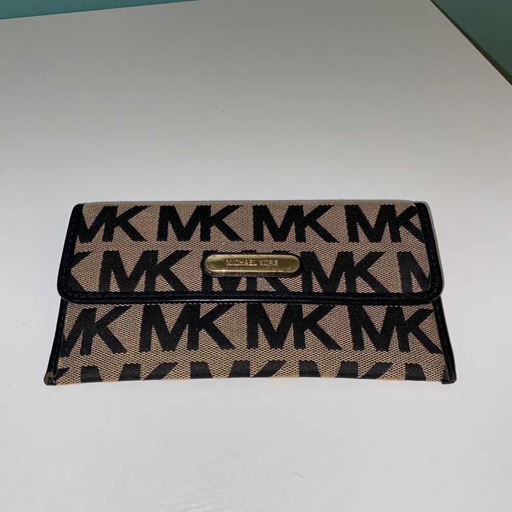 Michael kors clutch